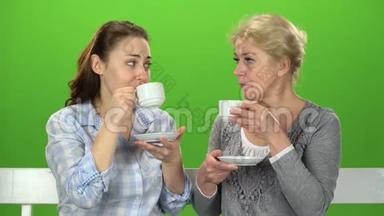 两个女人<strong>喝茶聊天</strong>。 绿色屏幕